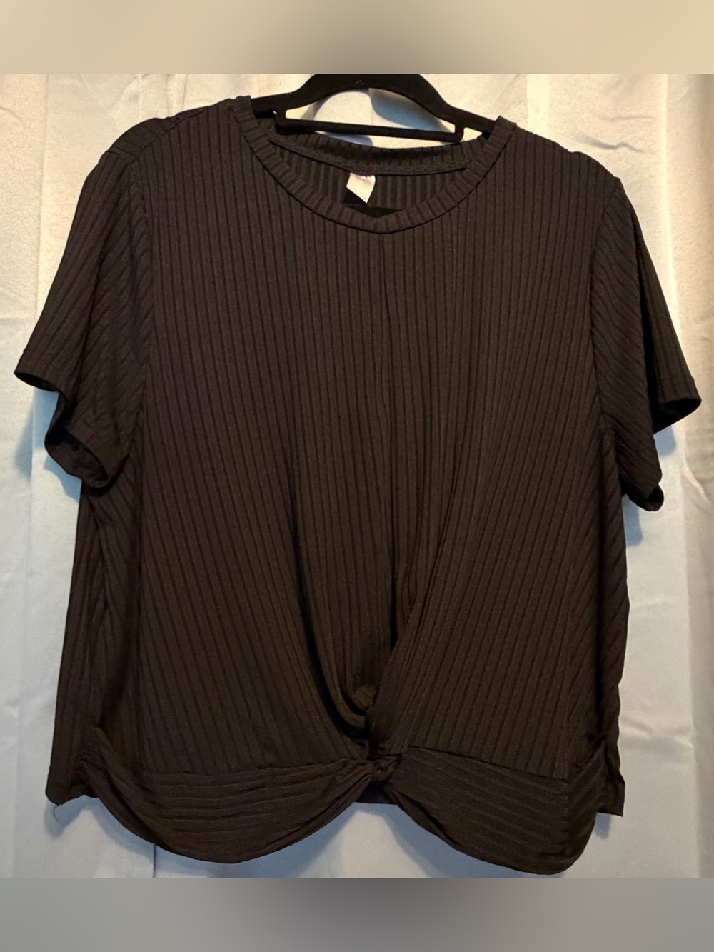 Ribbed Twist-Front Cropped Short Sleeve Top - Black